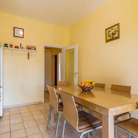 Apartment 2 Bedroom Gorgeous In Pula