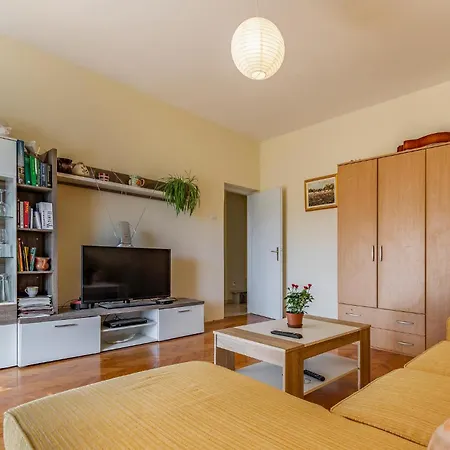2 Bedroom Stunning In *