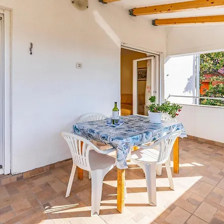 2 Bedroom Gorgeous In Apartment Pula