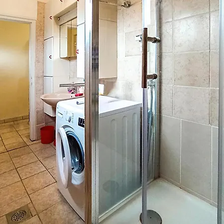 2 Bedroom Gorgeous In Apartment Pula